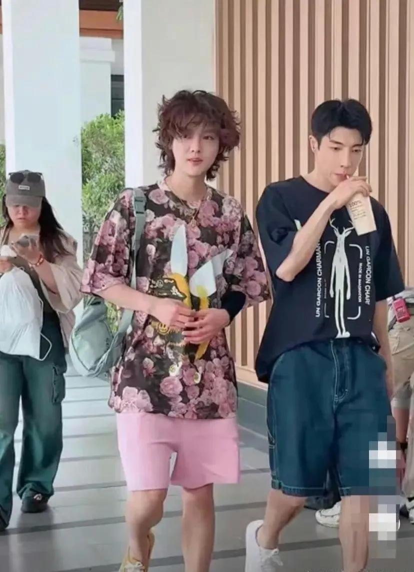 鹿晗新造型撞脸尹正，这你受得了吗，一身粉色系，桃花朵朵开，鹿晗尹正傻傻分不清楚，