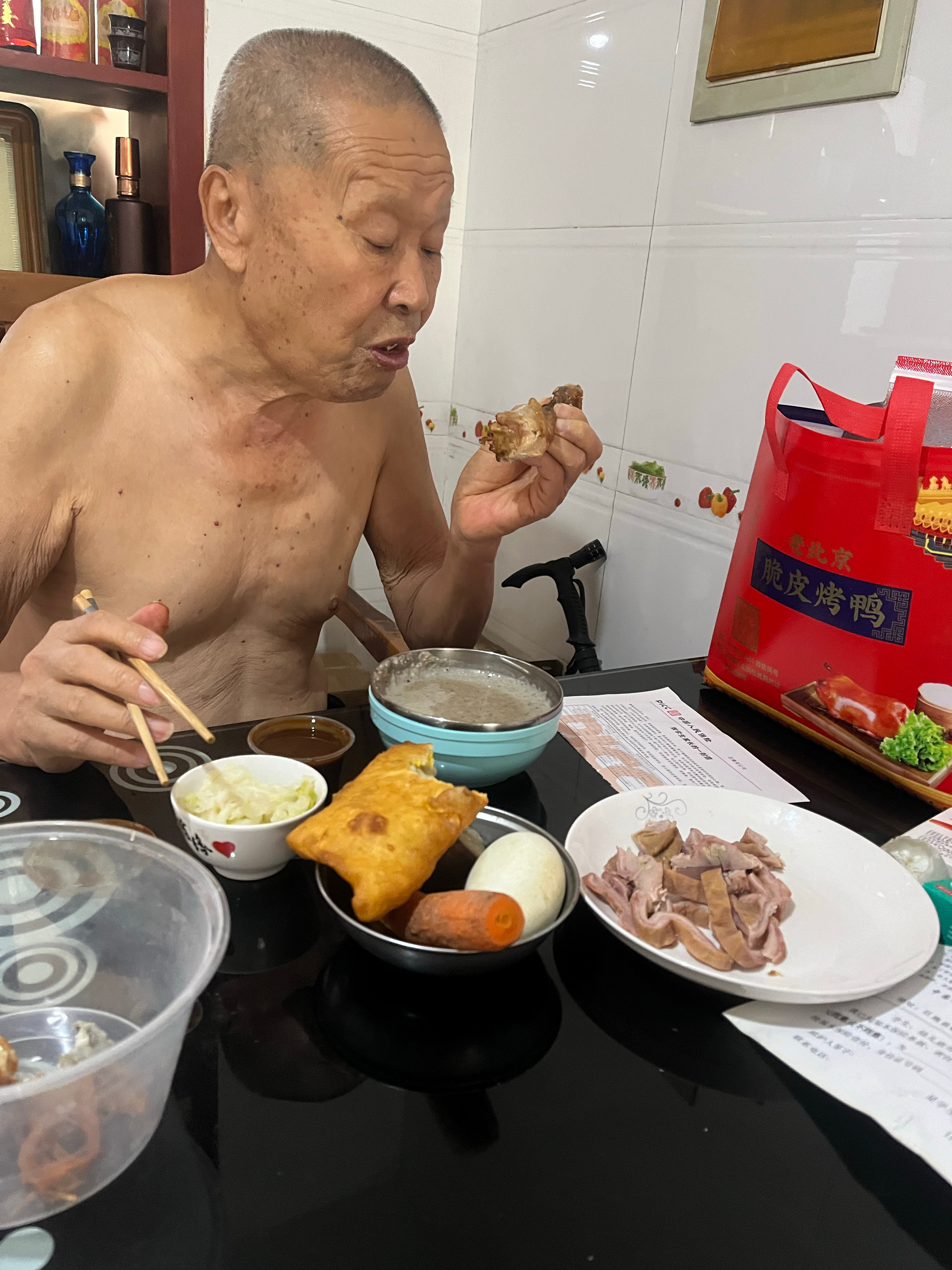 今天早晨使大劲早起，早餐也才提前了五分钟。太难了！因为路上又去买果子片耽搁了几分