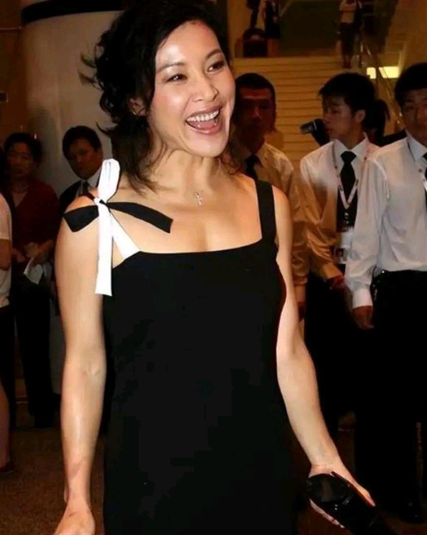 女人最大的“愚蠢”，一是为家庭丢掉自己。不少女人婚后把重心全放在老公孩子和柴米油