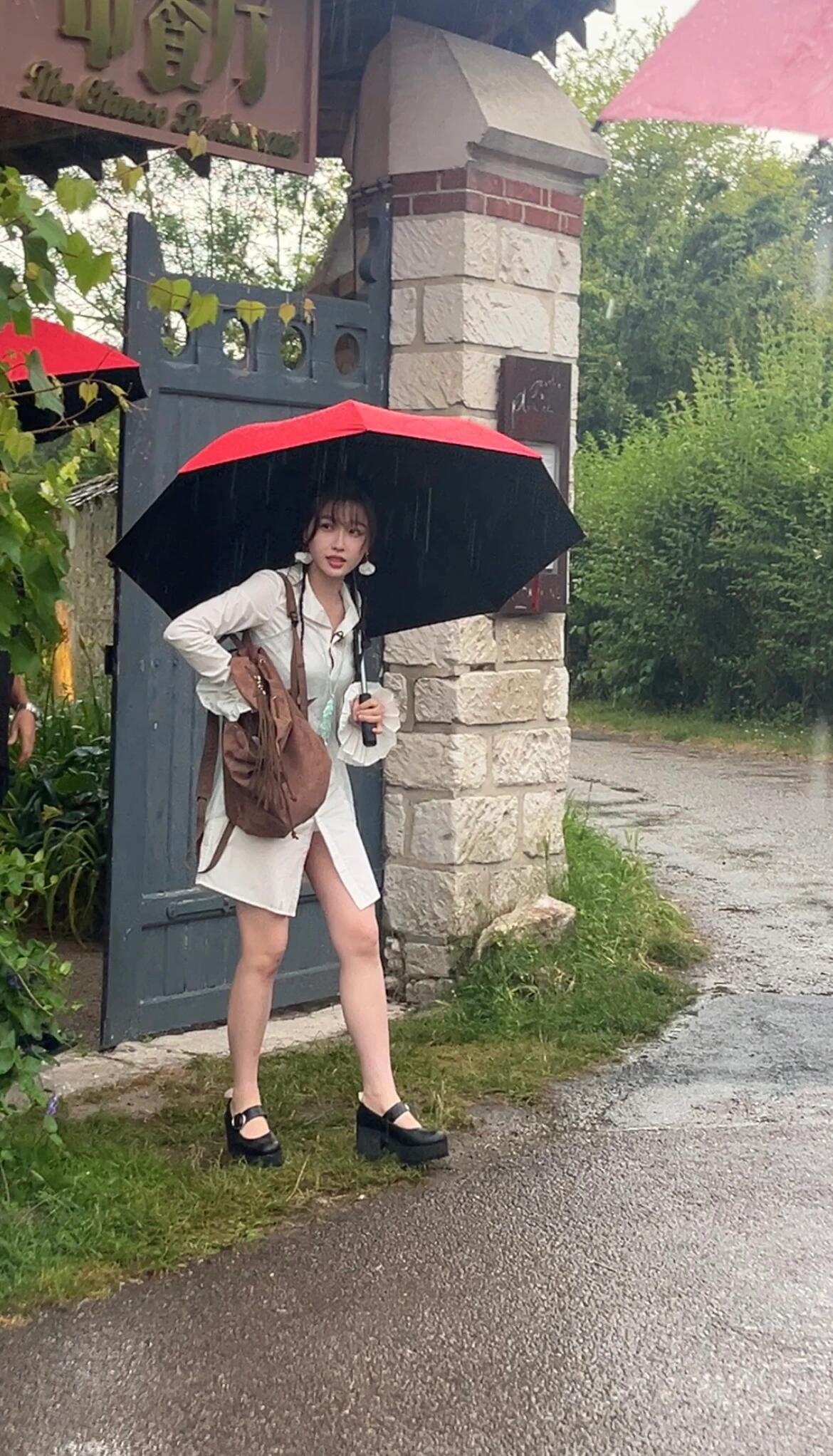 好可爱的虞书欣，生图直出。中餐厅29号路透下着雨晓明和小欣欣出来见大家，说不要淋