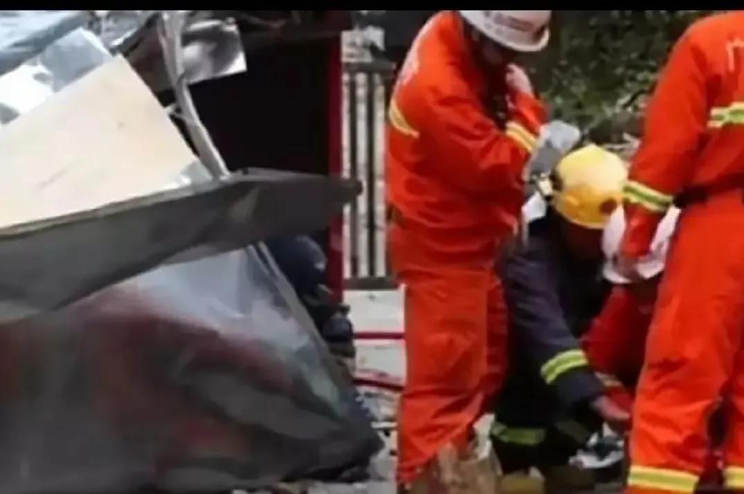 方城交警《情况通报》中“未靠道路右侧行驶”一句话冲上热搜，原本悲剧的4名不足30