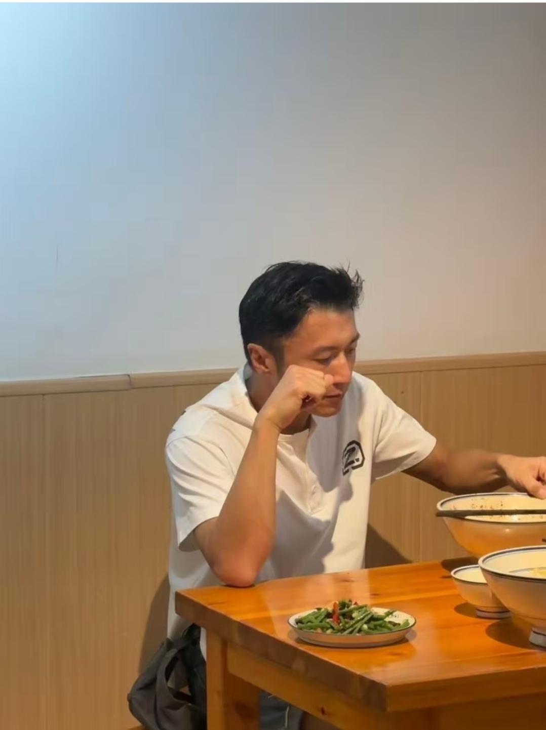 原来谢霆锋也爱吃豆角子。