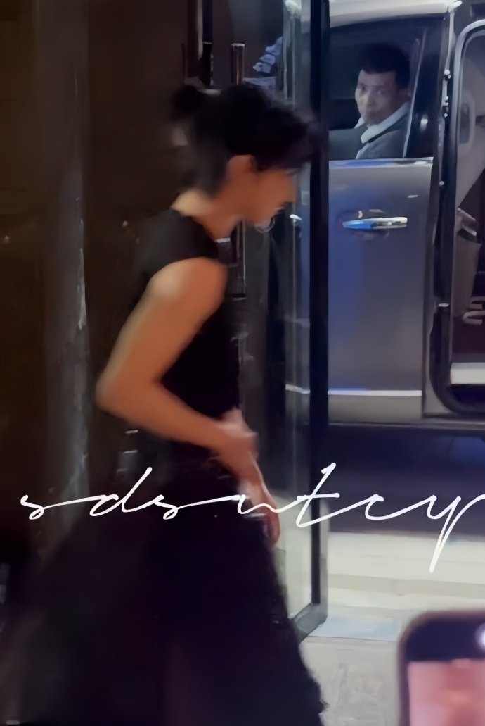 丁程鑫开推无袖黑背心造型丁程鑫黑背心小辫子 丁程鑫开始推理吧上班！无袖黑背心+小