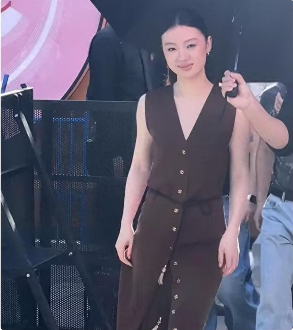 暴瘦霸屏三里屯！单依纯脸却圆得反差拉满，香奈儿真没看错人 