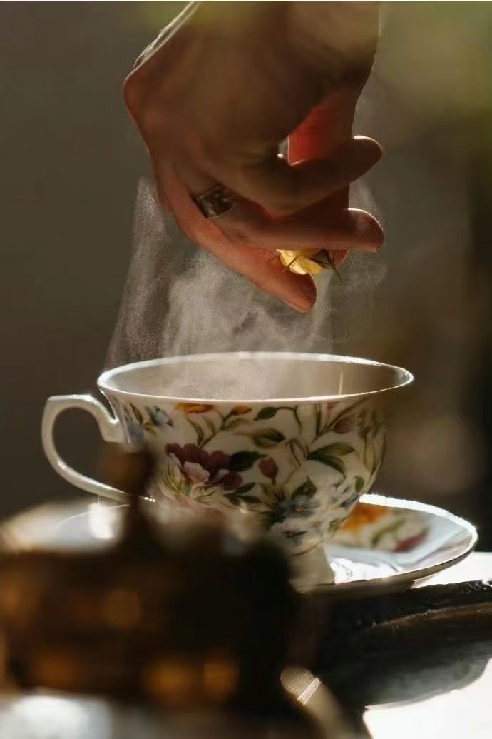 人生如茶，空杯以对， 才有喝不完的好茶， 才有装不完的欢喜和感动。 ​​​