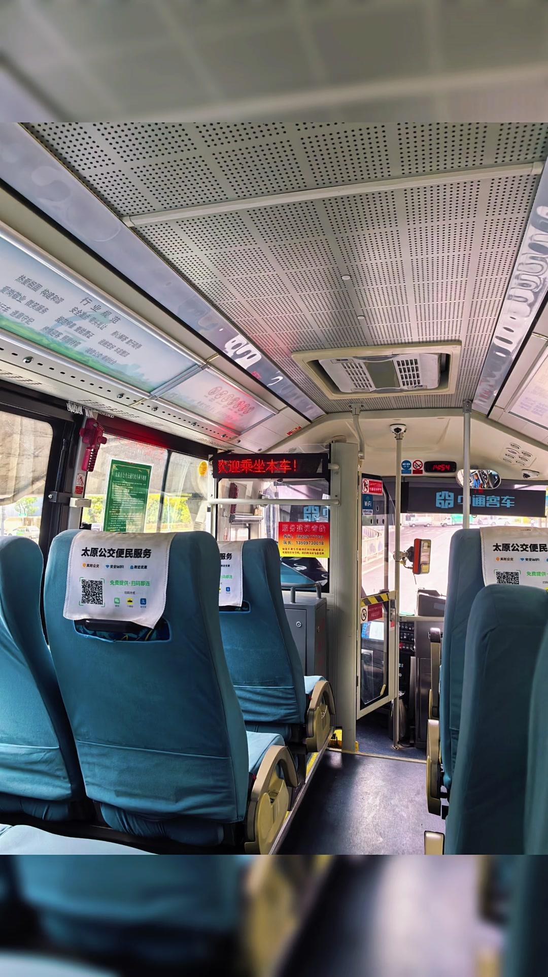 下午出门办事随手登上89路公交车，刚上车就发现不对劲，居然是客车式的公交布局，座