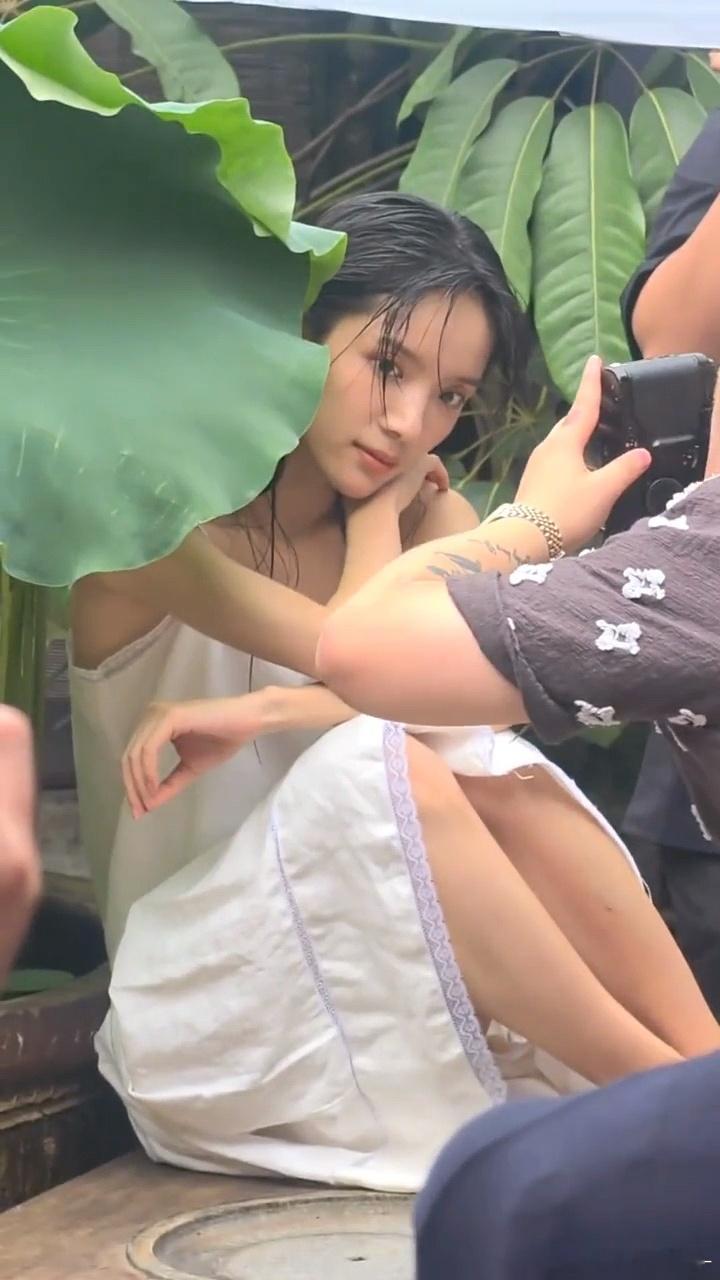时尚芭莎给李思潼拍杂志写真~ 