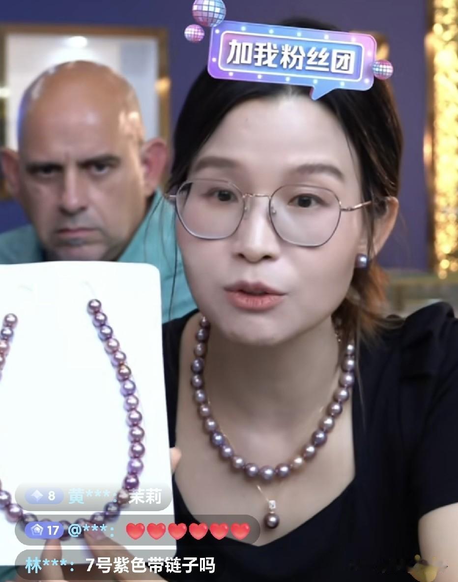 杰森一下飞机，就跟着A妈来直播，一脸憔悴 脸色难看，茉莉也跟着站台很久，网友质疑