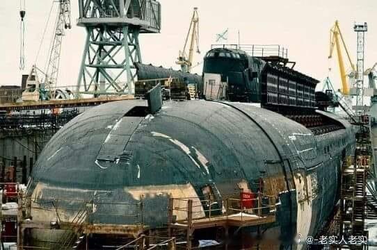 船坞中的奥斯卡和阿库拉#中外舰闻##武器装备##兵器影像# ​​​