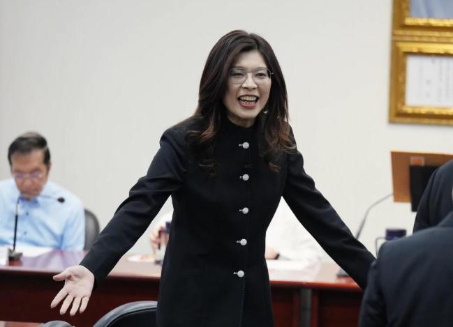 郑丽文结束大陆参访行程返台，离京第四天便身着大陆定制的女版中山装，主持国民党中常