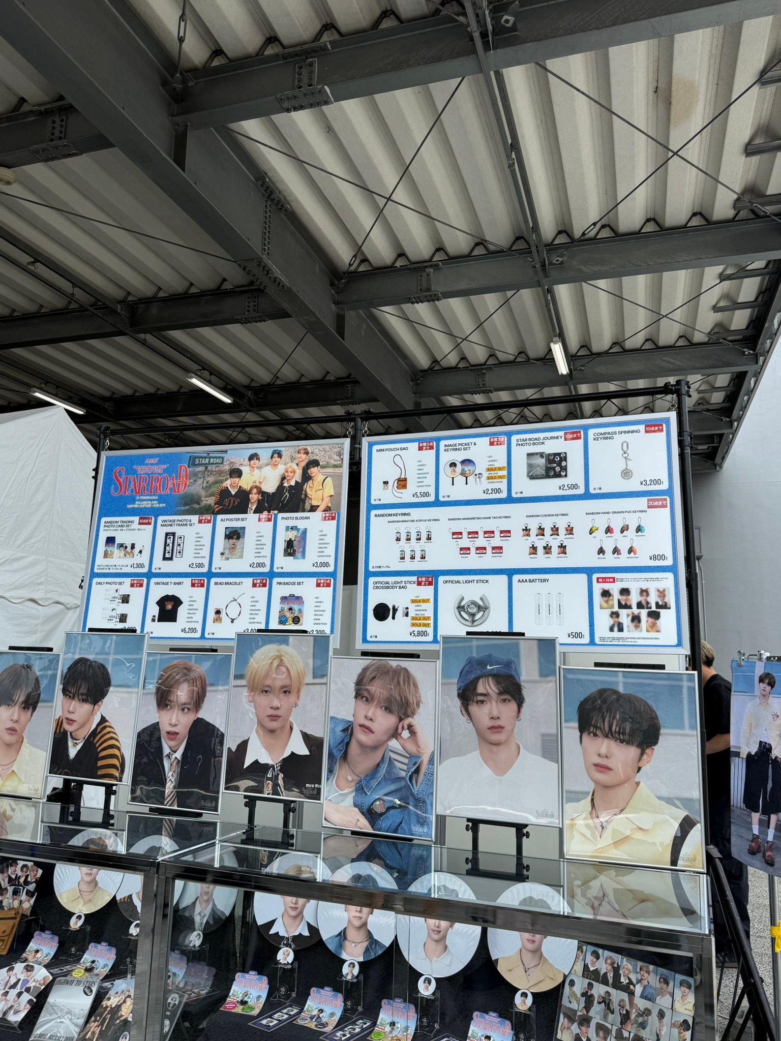 kcon 首尔场 日本场 均是全团首切，周安信在人气飙升的路上，而dys还在说库