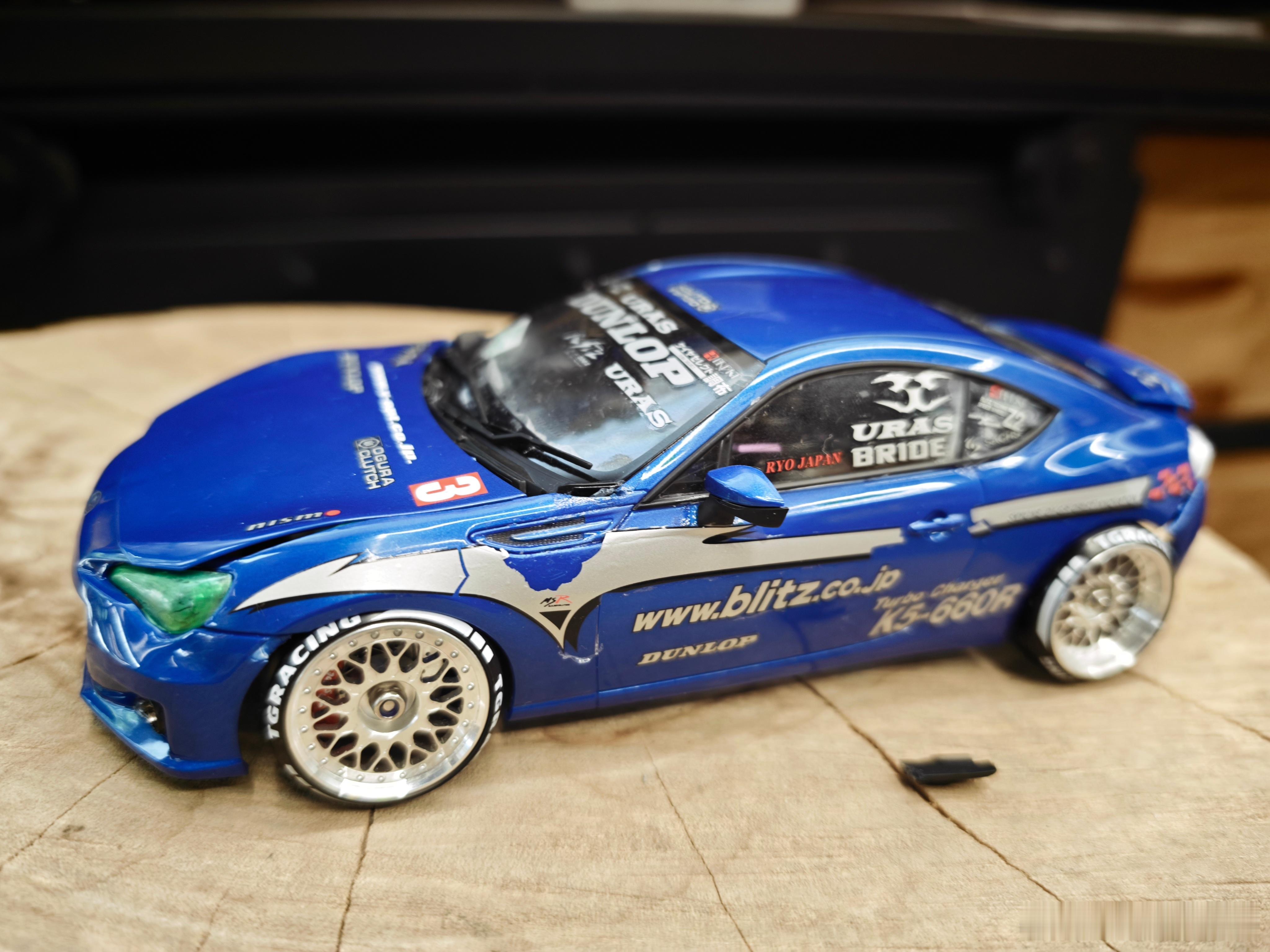 儿子玩RC，进化到自己弄车壳了，他说这是“鸠改”风格的作品，前后盖是故意留条缝的