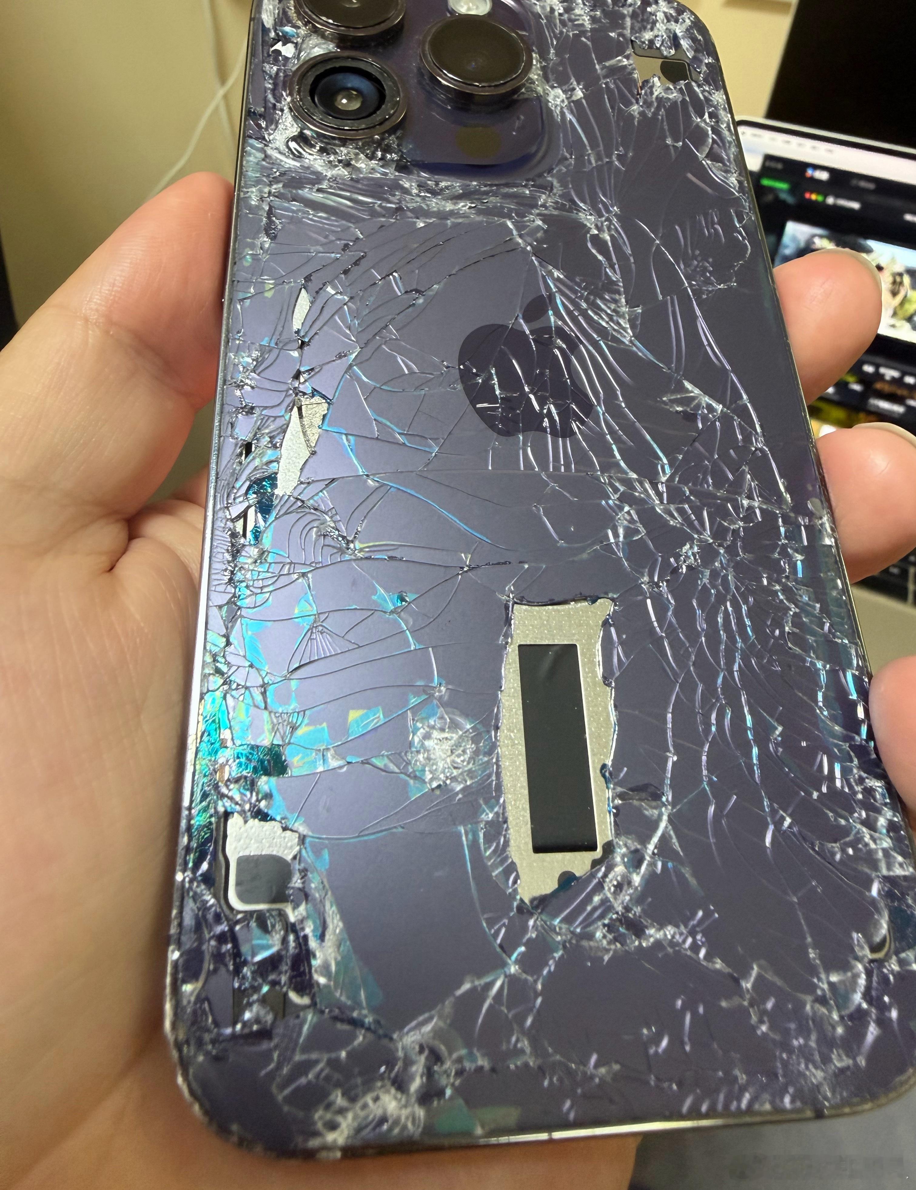 14pro碎了后露出来的底色，还蛮好看的，可以单出一个色系了