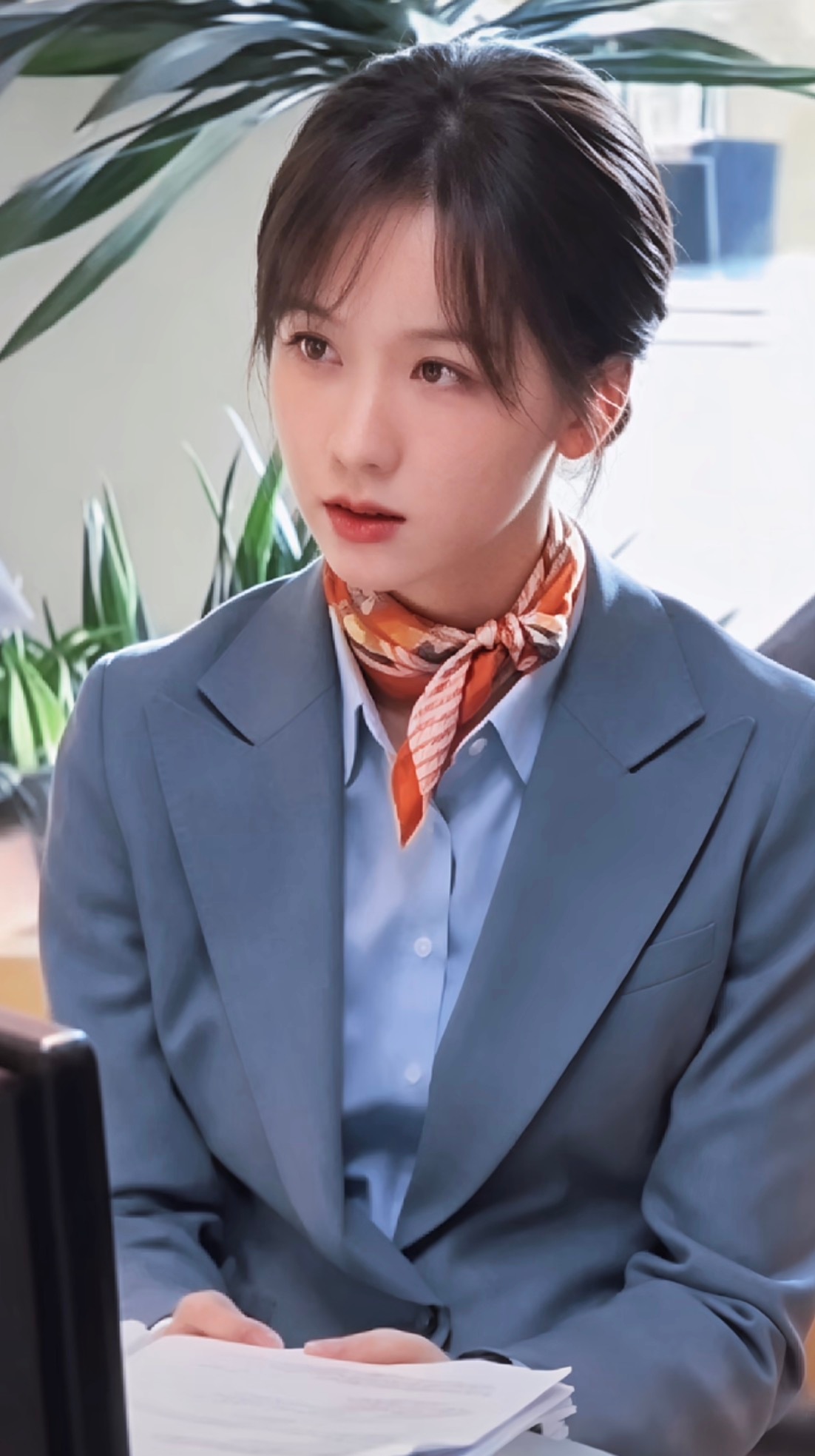 陈都灵新剧银行制服造型你好，请问办理什么业务，我们有个五大周年刊非常绝美，来一套