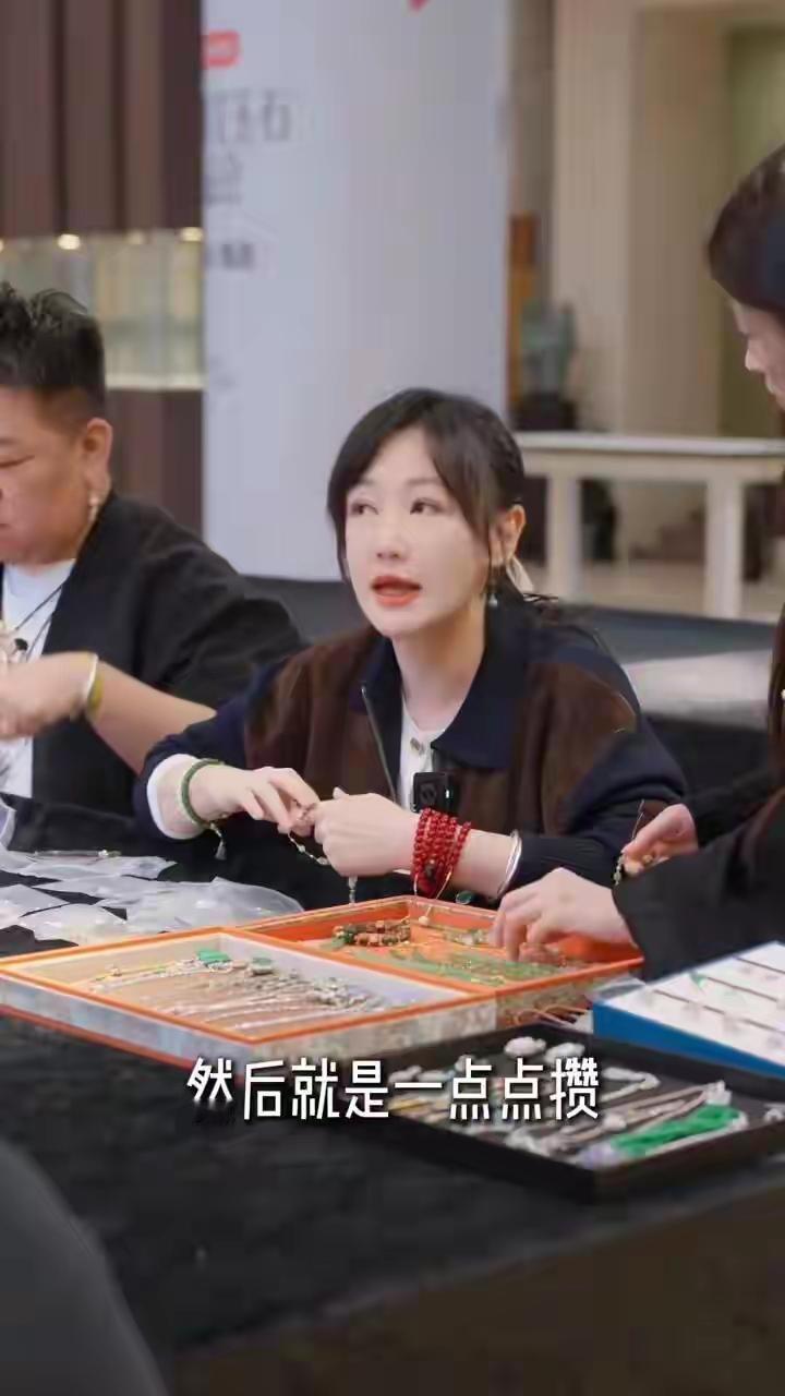 演员薛佳凝太有先见之明了！她从2013年就开始不断买黄金，如今黄金价格翻了好几番