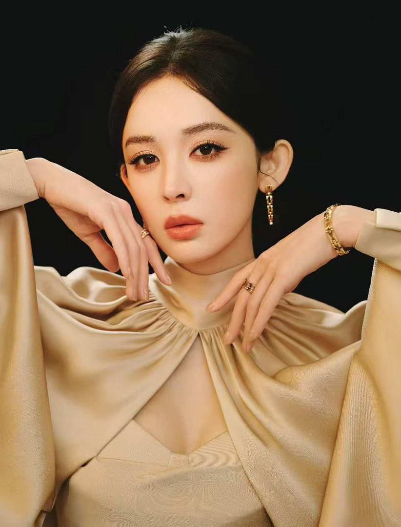 娜扎大帽檐娜扎挂脖羊腿袖造型 大帽檐下的娜扎，像一幅会动的油画。挂脖羊腿袖的轮廓