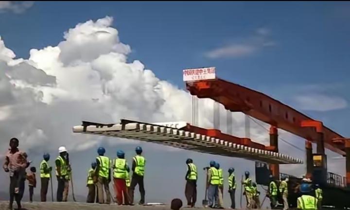 “非洲的电网是中国拉的，互联网基站是中国建的，手机也都是中国出的，可当他们打开手