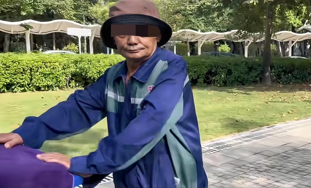 坪山公园遇到一位老人保洁员，沟通中得知他们的收入情况，还是很诧异的，全勤下来刚好