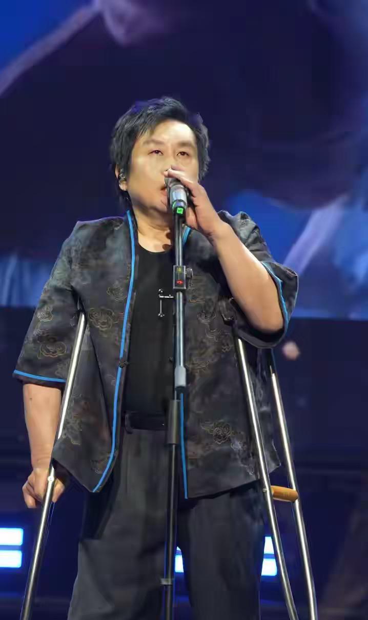 不知您是否也有同感——近来见到郑智化老师的影像，总觉得与记忆中那位拄着拐杖唱《水