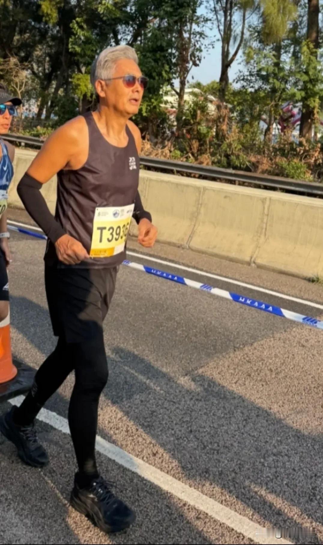 果然生命在于运动啊！
70岁的周润发现身2026香港渣打马拉松，穿着一件运动背心