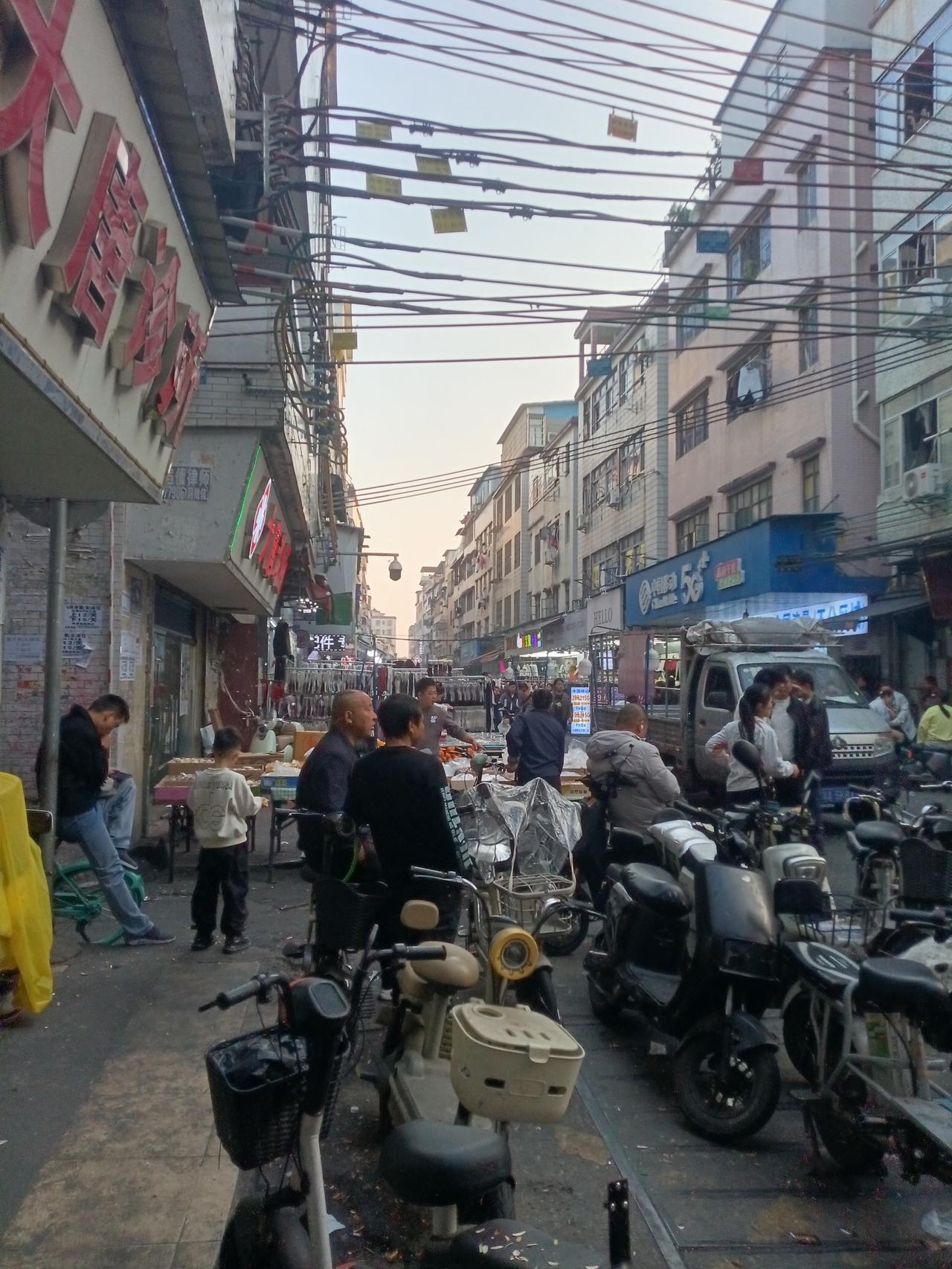 广州海珠区桥南新街街头，人山人海，非常热闹。