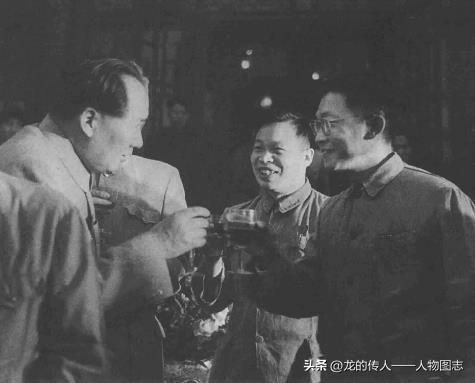 1951年，毛泽东和物理学家钱三强在全国政协庆祝七一酒会上。