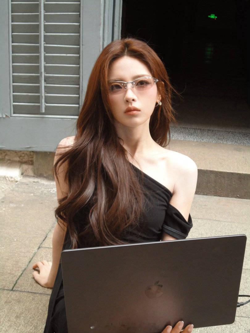 杨超越 虎鲸 杨超越签约虎鲸挺好的，《七时吉祥》和《重紫》以后就没啥大制作了，背