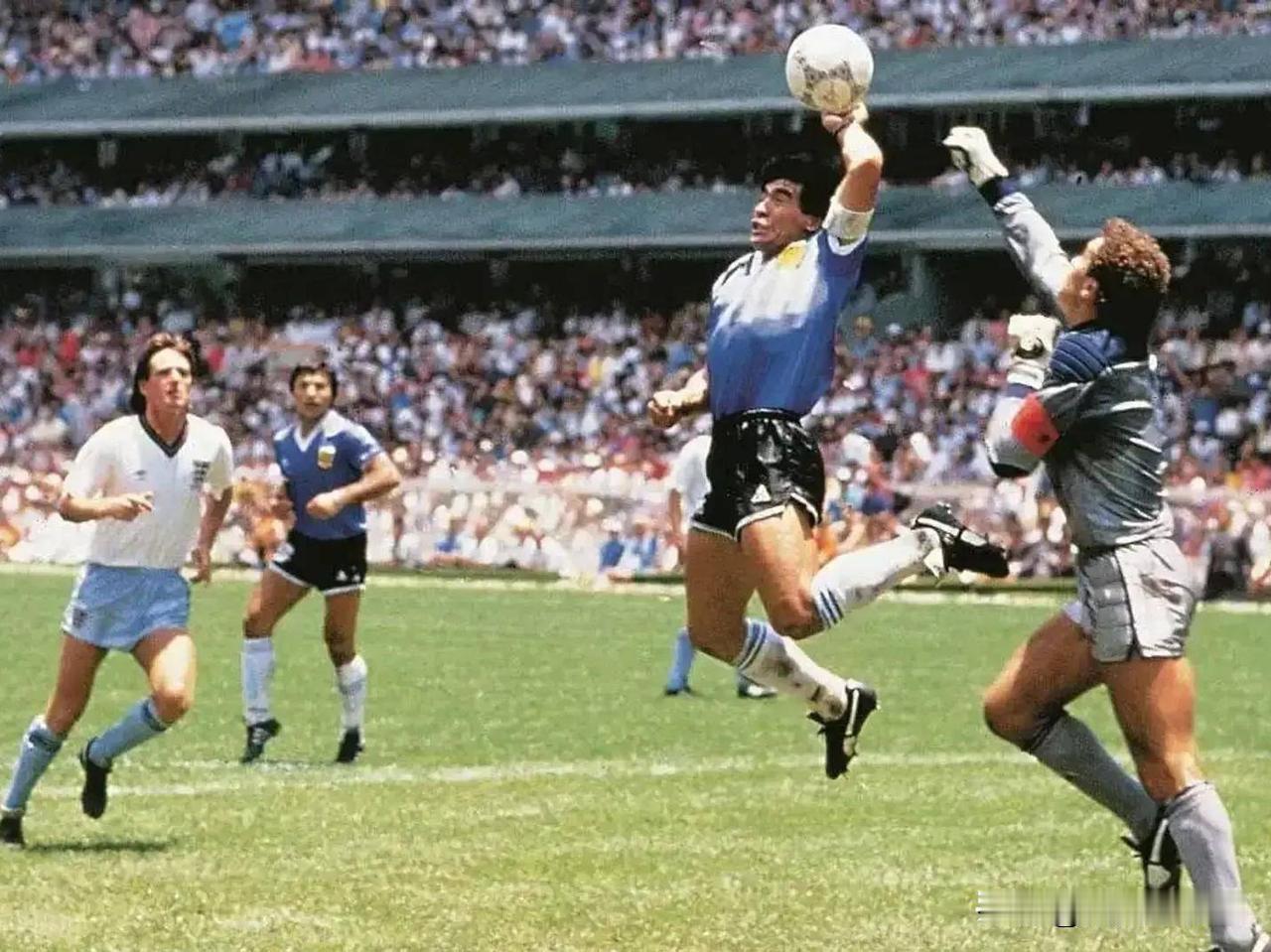 1986马拉多纳上帝之手
 
兼具争议与传奇，马岛战争后的复仇之战，一人扛起整支