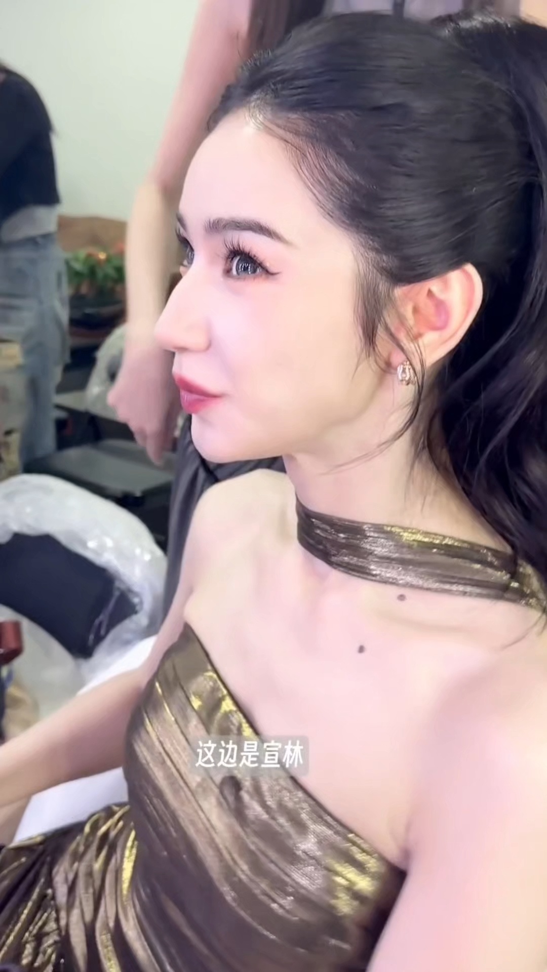 抵制这个人前一套人后一套的新疆入呐❗老苗不在听到老苗挨自己旁边知道放肆勾引了，老
