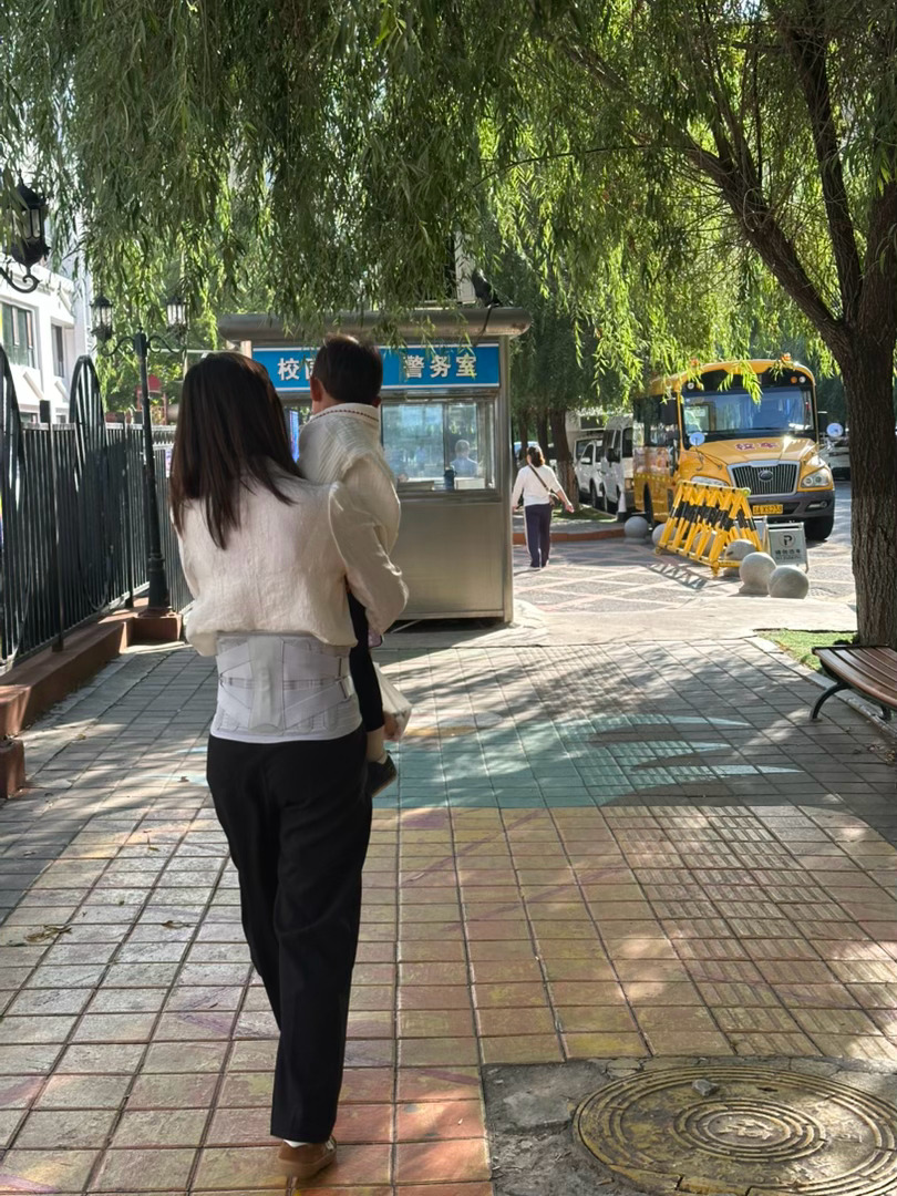 迟到12分钟，碰上外出的园长就手给抱进去了。我扒完墙一看，另一位也在扒。 ​​​