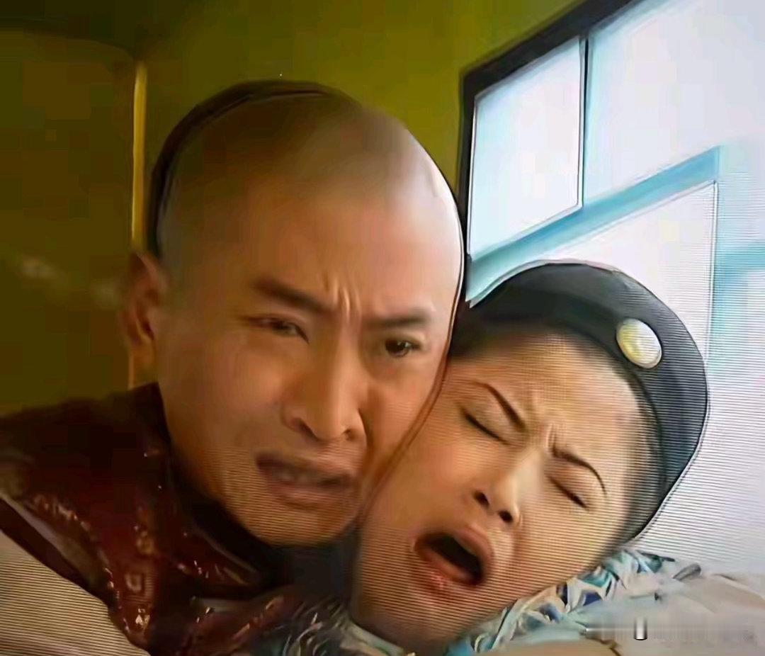 尔康抱着紫薇的这个画面，这也许是表演用力过猛的表现吧！看尔康脸上痛苦的表情，紧紧
