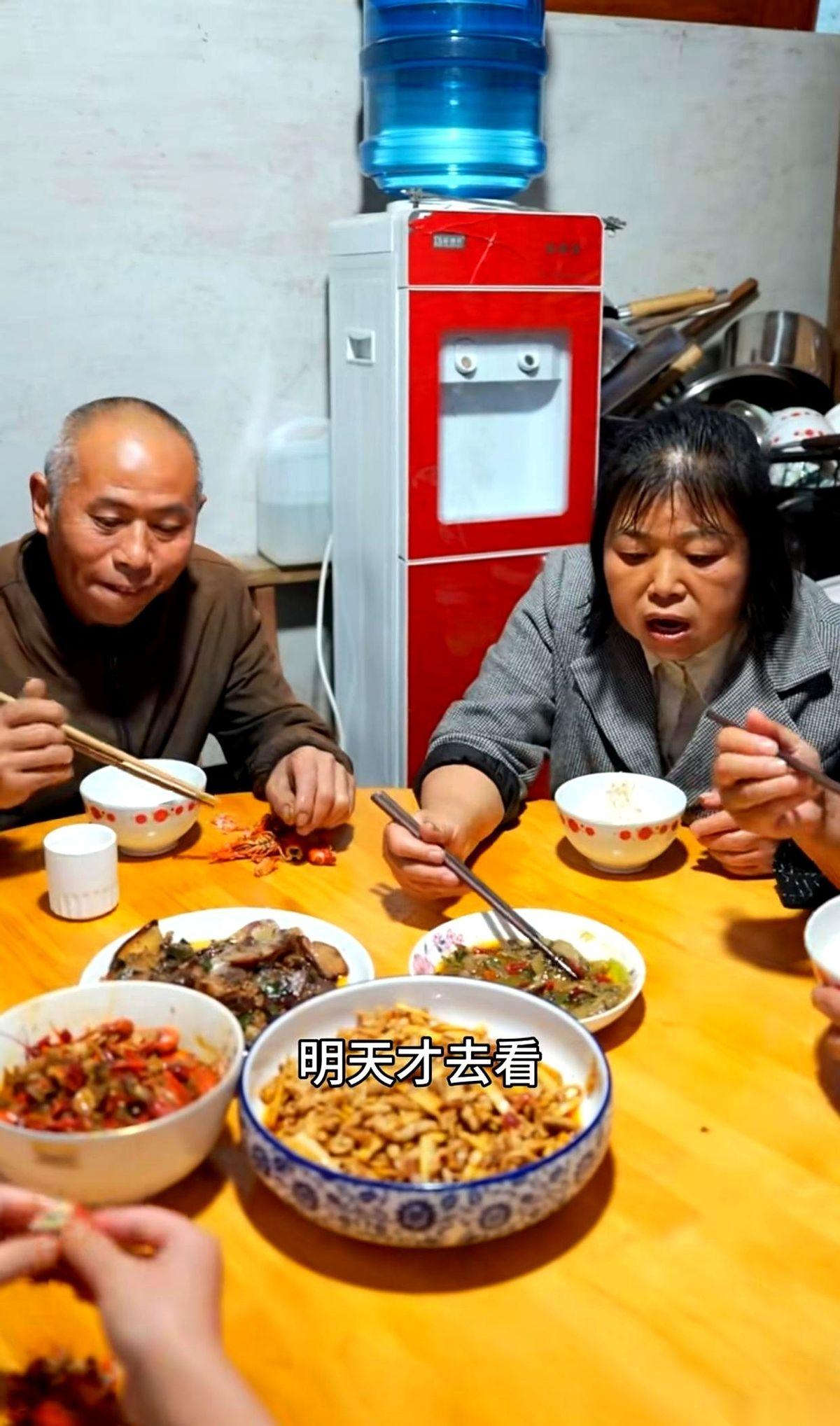 渝乡桃子家的新房工地上，老两口今天显然是急了。
房子盖了快半年，到现在大框架还没