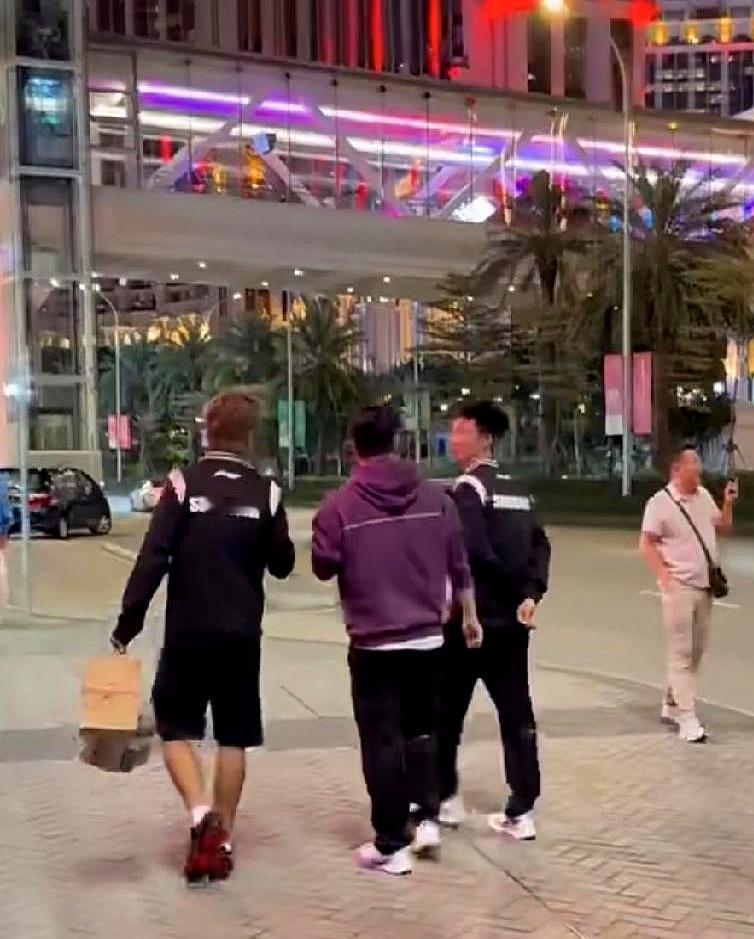 “世界第一的晚上，居然靠队友拎包？”——澳门街头，樊振东咬着冰淇淋，赵子豪左手右