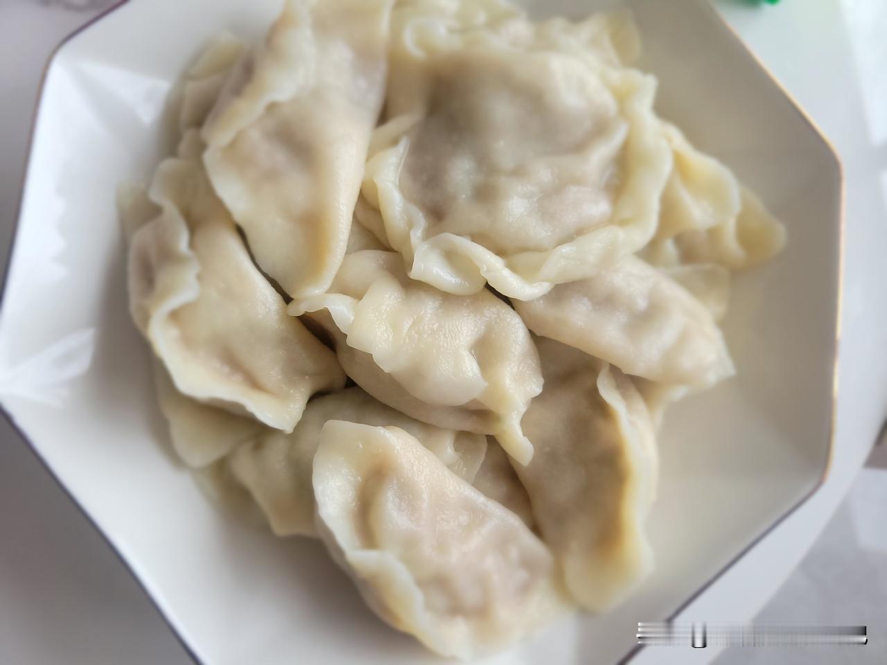 中午包了猪肉蒜苗馅水饺，没想到这个馅水饺特别特别鲜亮，蒜苗的味道也浓。

从老家