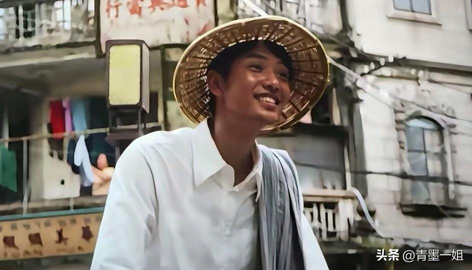 我被片尾这个镜头震撼了
郑木生买完布踩着三轮车
一想到家中妻儿
他脸上挂着发自内