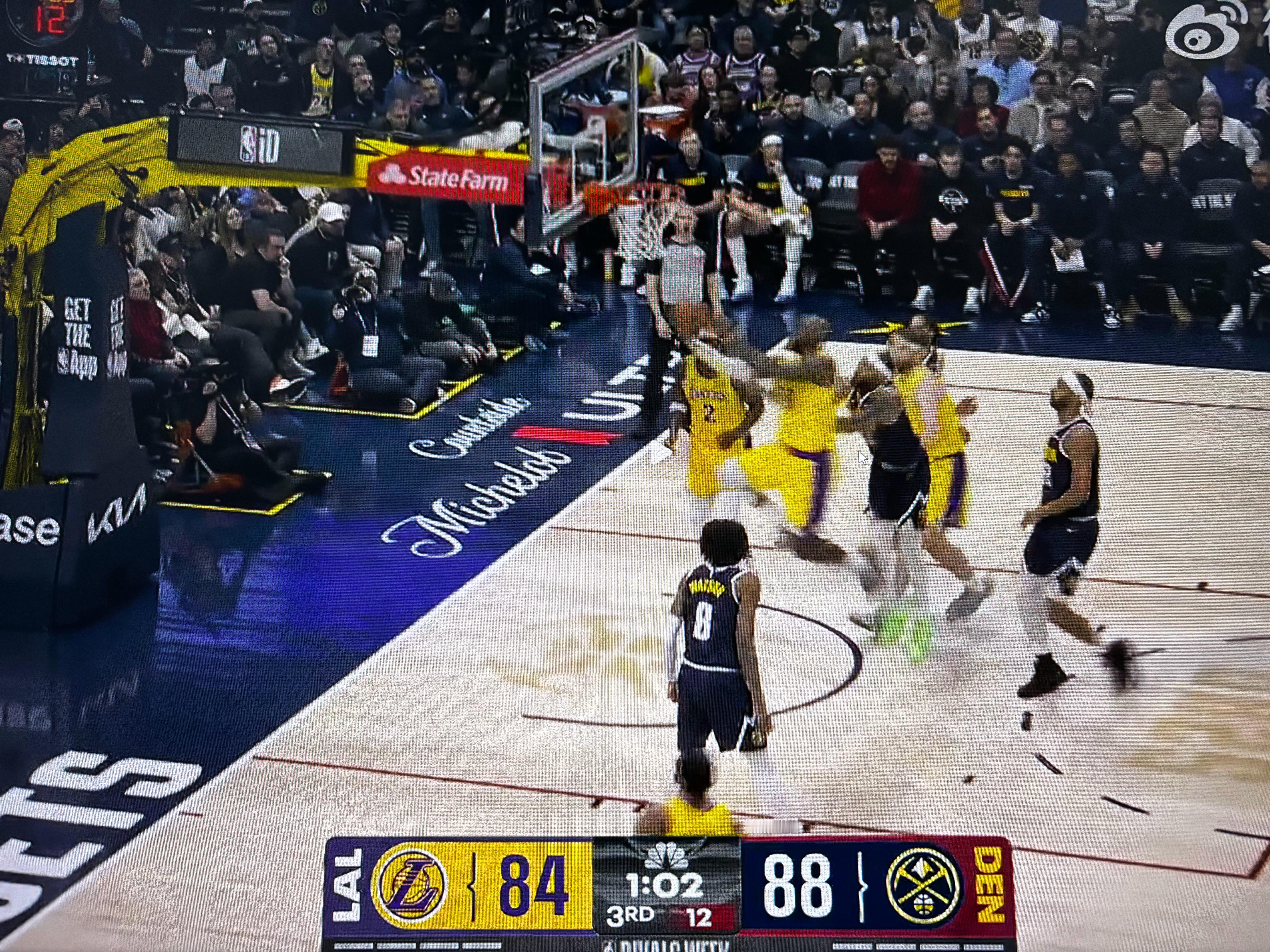 詹姆斯三节末的这个上篮，布朗明显在旁边切到胳膊了，裁判这都不吹…真是服了！！！湖