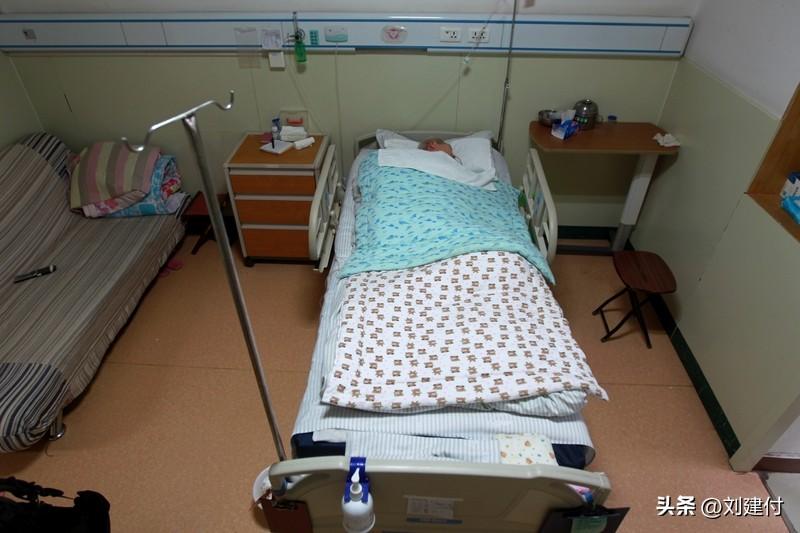 妻子肺癌晚期求丈夫送至安宁病房 妻子肺癌晚期求丈夫送至安宁病房，此事着实令人揪心
