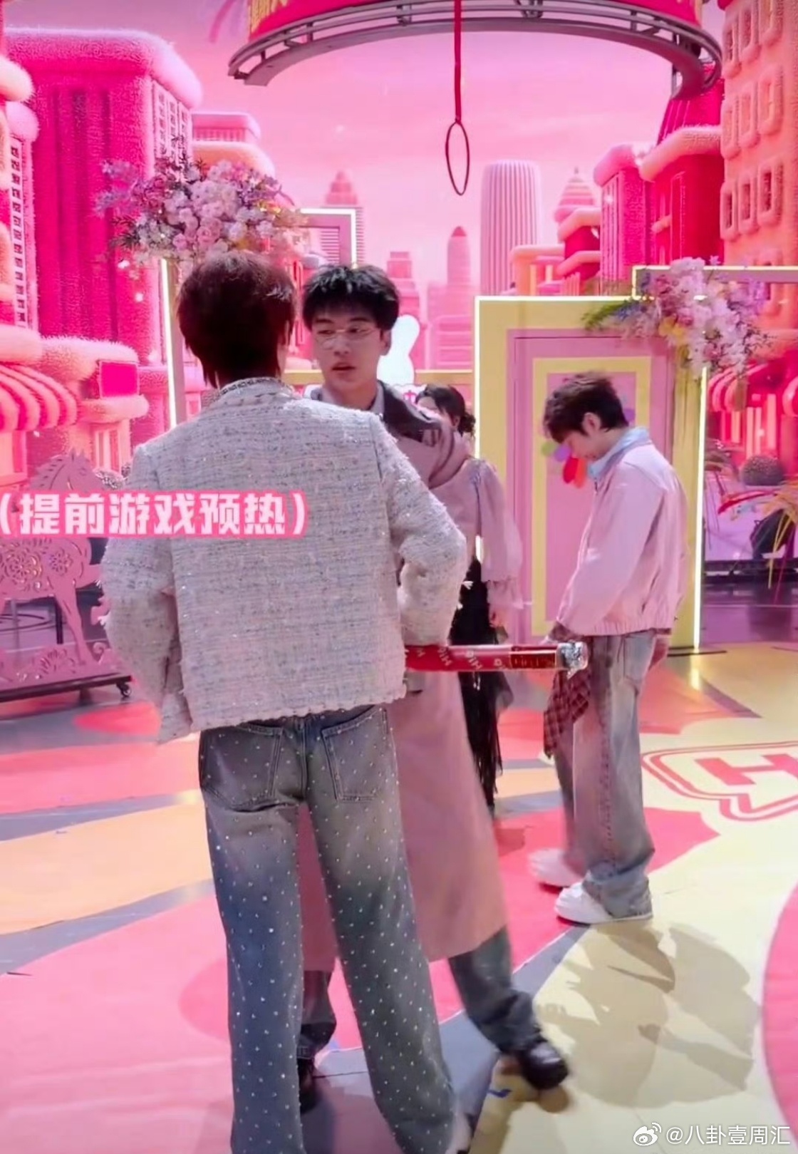 李雪琴都劈了，丁程鑫还在倔强地站着，笑死！何炅震惊丁程鑫不会劈叉你好星期六