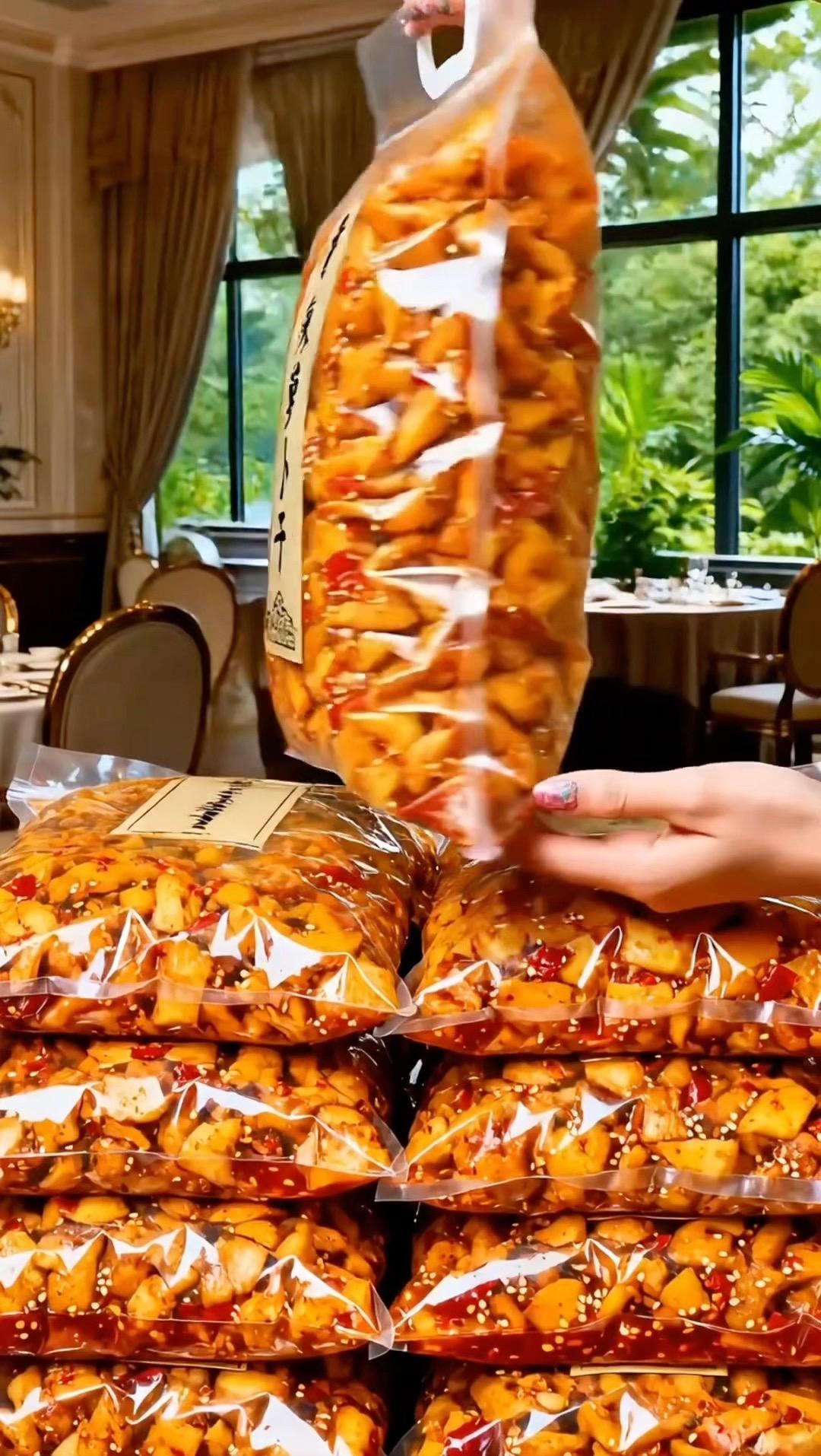 这香辣萝卜干直接到手三斤，萝卜干裹满红油，芝麻辣椒碎裹得匀，咬开脆爽入...