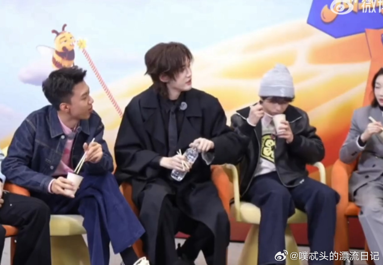 穆祉丞给汪铎递水还不忘吃梅花糕 细节见人品！穆祉丞只顾着吃梅花糕都不忘照顾汪铎，