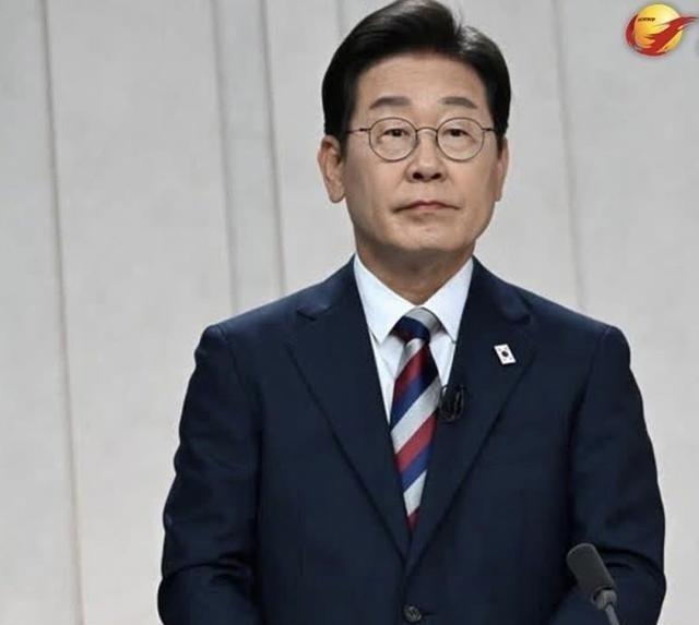 李在明的重大表态来了。韩国总统李在明近日在其就任一周年记者会上表示，韩国近期不会