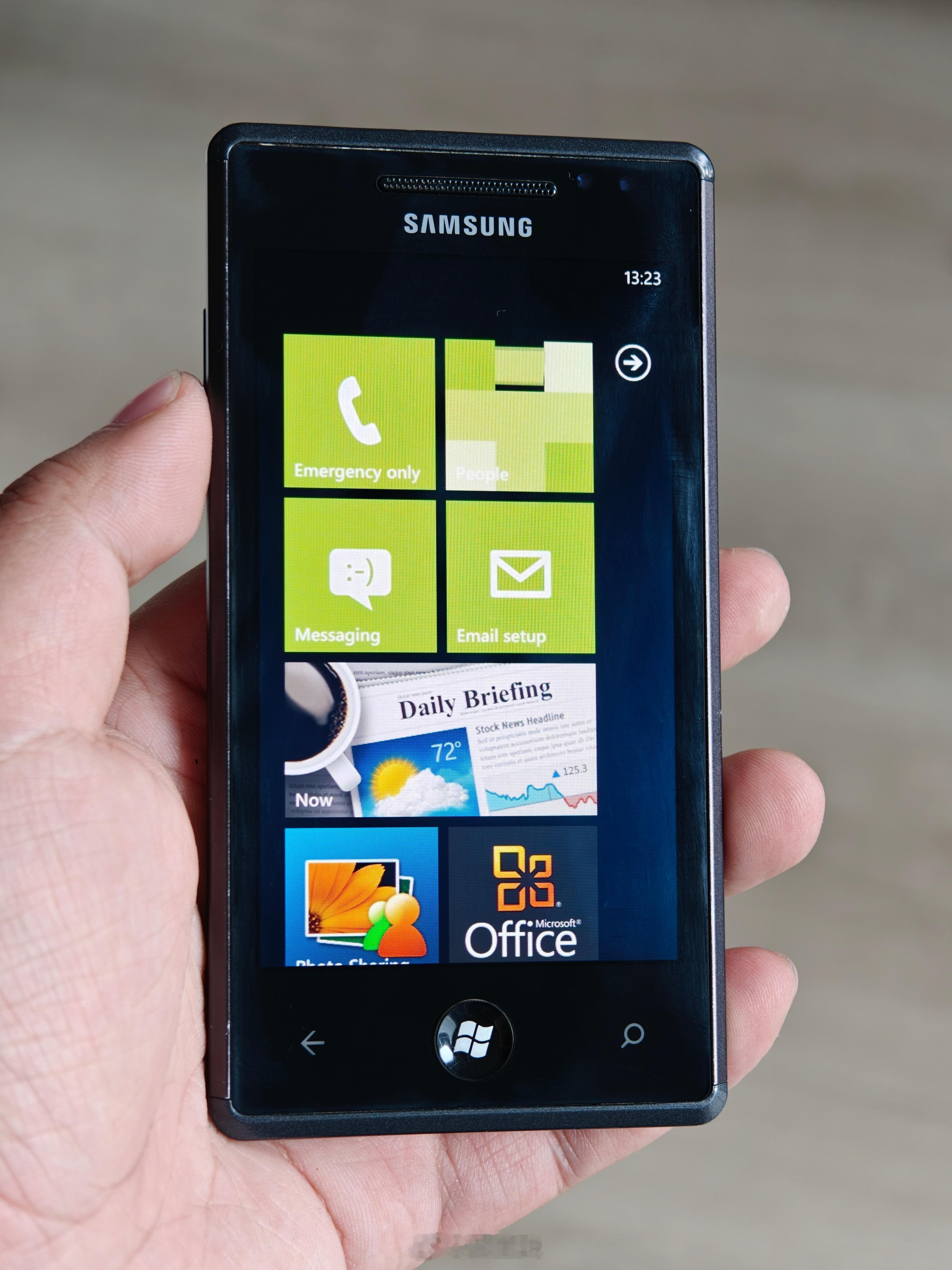 收了一台三星i8700，用的是WP 7系统，这时候的OLED屏幕是真的鲜艳啊