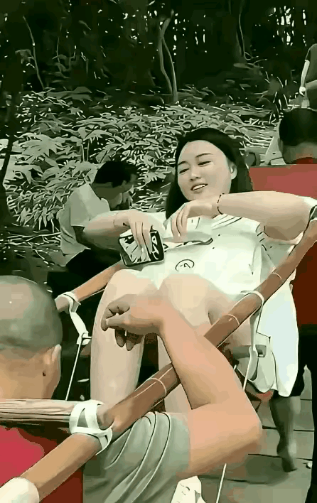 一名女子去四川成都都江堰的青城山游玩，她不想走，选择滑竿代步上山，山路颠簸一路晃