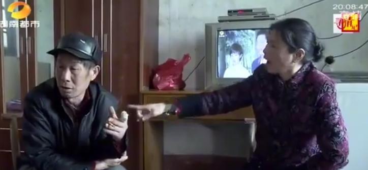 湖南一男子，娶二婚女子为妻，辛苦工作，供继女上了大学后，妻子却突然离家，多年没有