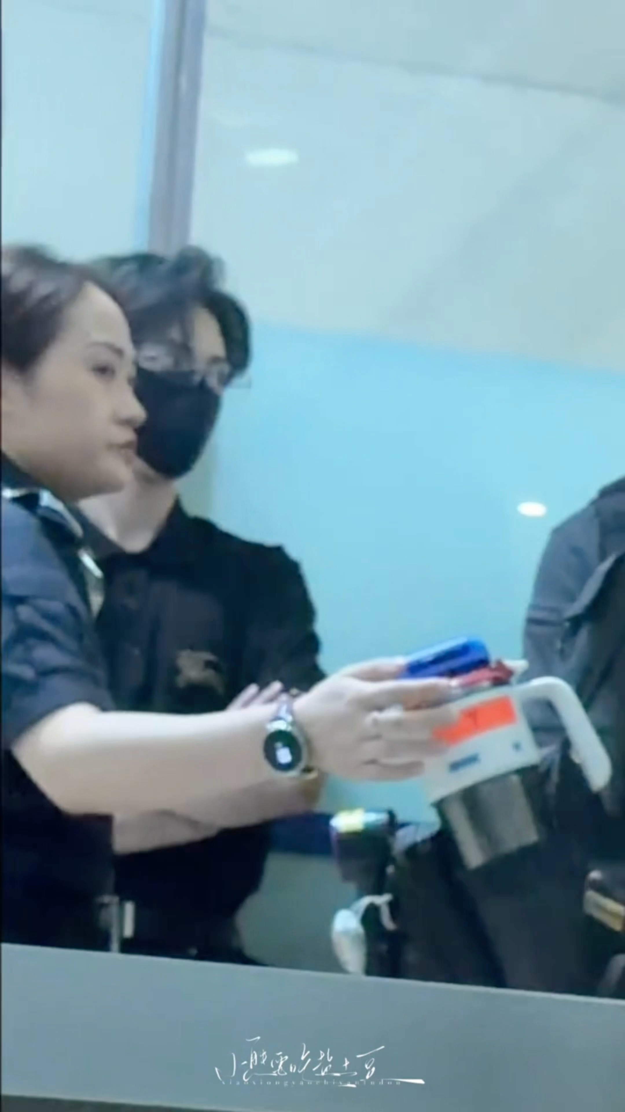 尼玛呀这个抱臂看得人家心潮澎湃