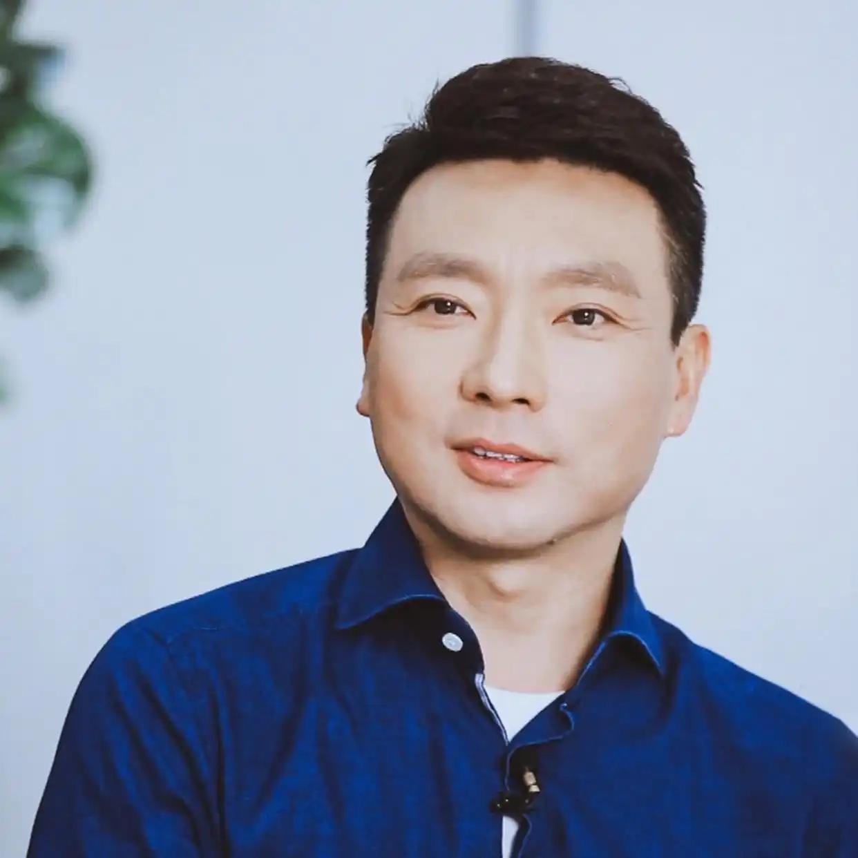 身为家里独苗的央视名嘴康辉，结婚时坚持和妻子选择丁克，面对老母亲当年含泪苦苦哀求