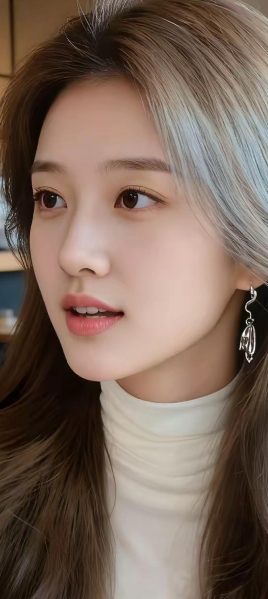 温柔甜美的少女，自然妆容，优雅耳环，清新自然。