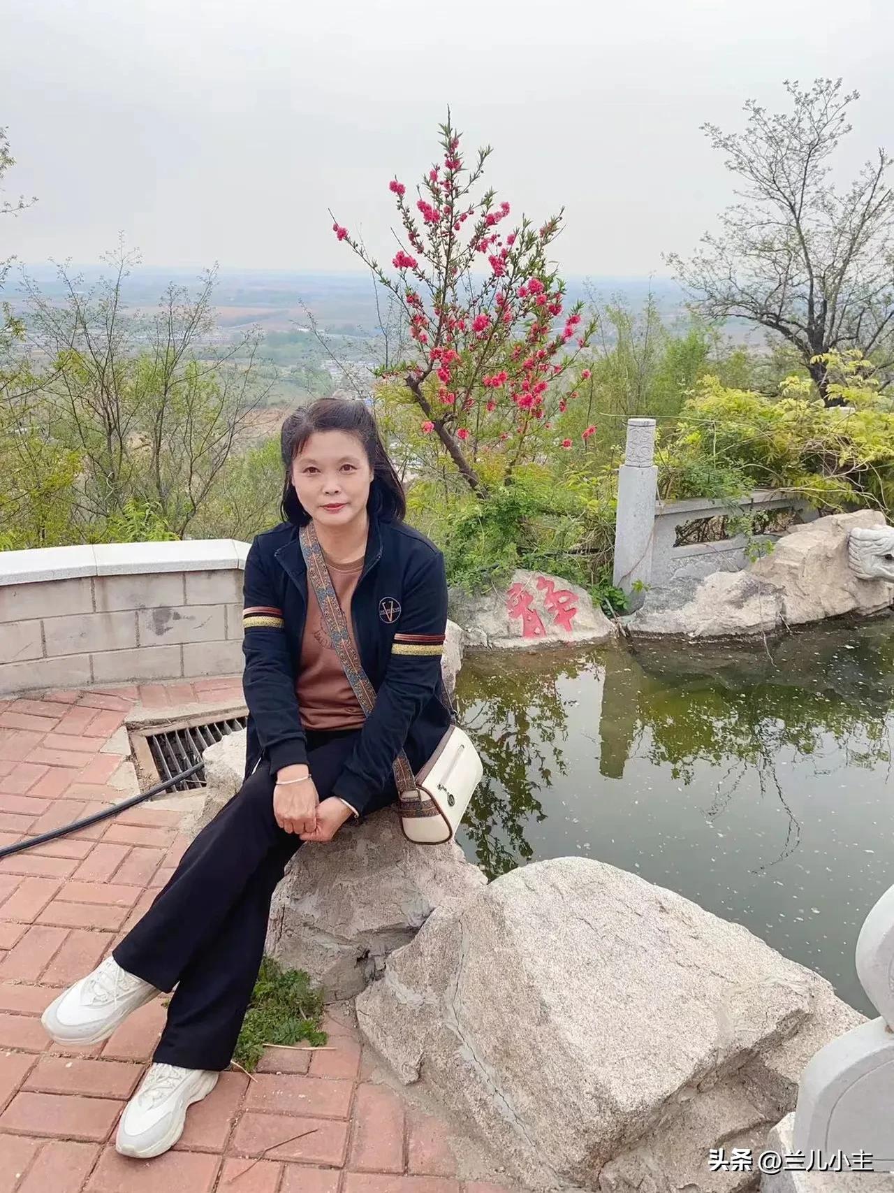 看了几页书，又被闺女的视频打断了。索性放下书，和她聊聊。她说：“妈妈，周日去爬山