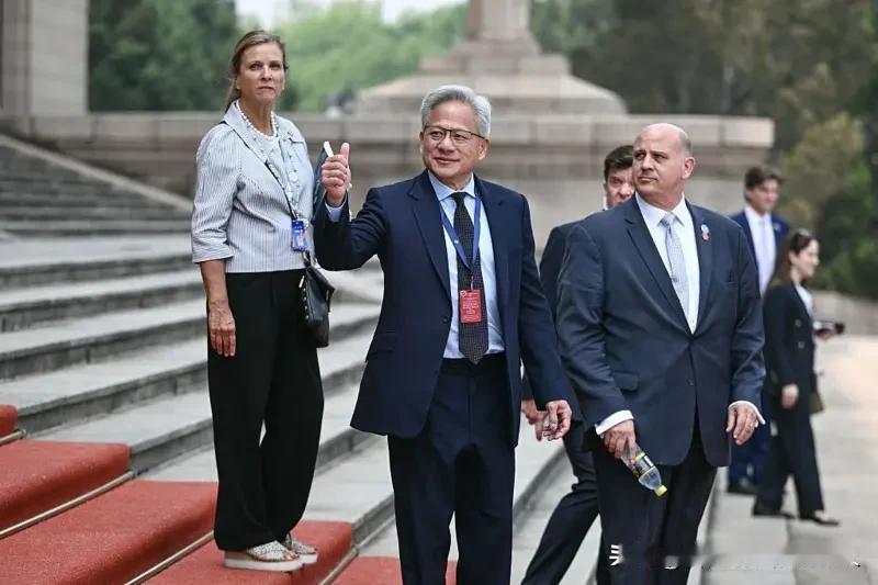 这一手太绝了！白宫名单念完了没有他，外媒通稿发出去了没有他，结果一架从阿拉斯加起
