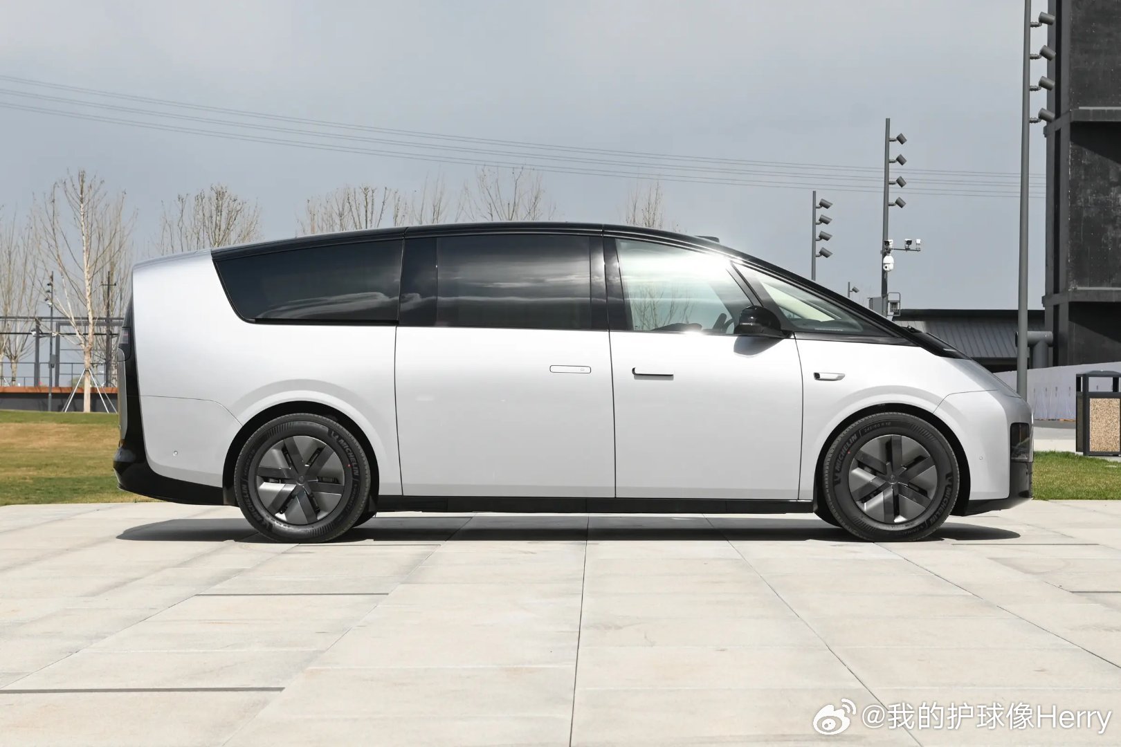 理想第三季度亏6亿，MEGA召回影响太大了。理想汽车发布三季报，单季度亏6.24